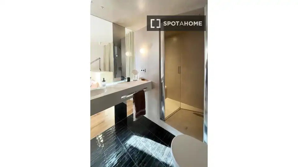 Badezimmer von Wohnung zur Miete in L'Hospitalet de Llobregat mit Klimaanlage, Heizung und Möbliert