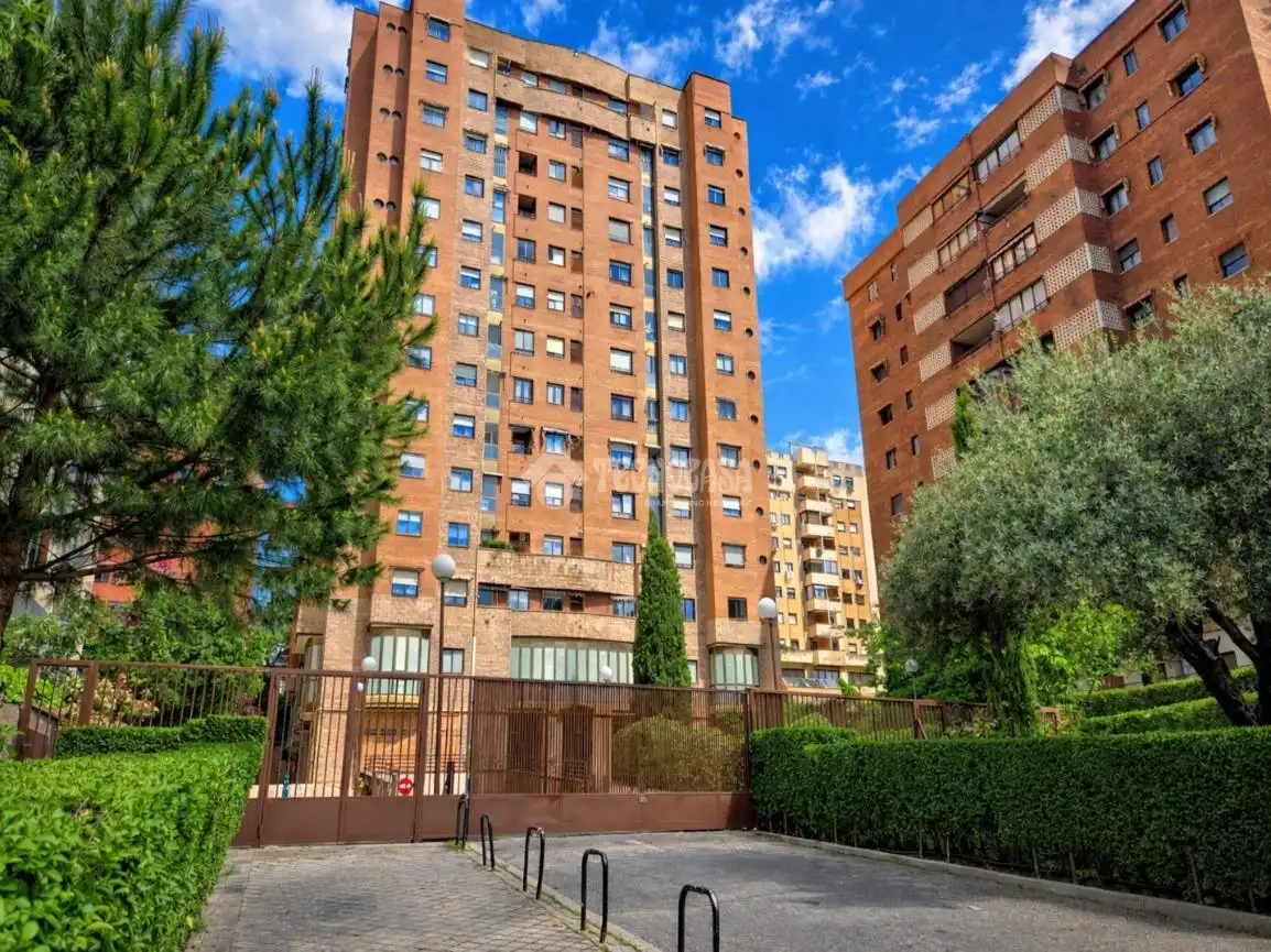 Vista exterior de Piso en venta en Madrid con Calefacción y Piscina comunitaria