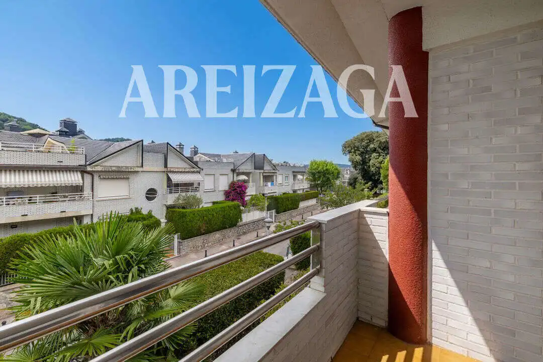 Vista exterior de Casa o xalet en venda en Donostia - San Sebastián  amb Calefacció, Jardí privat i Terrassa