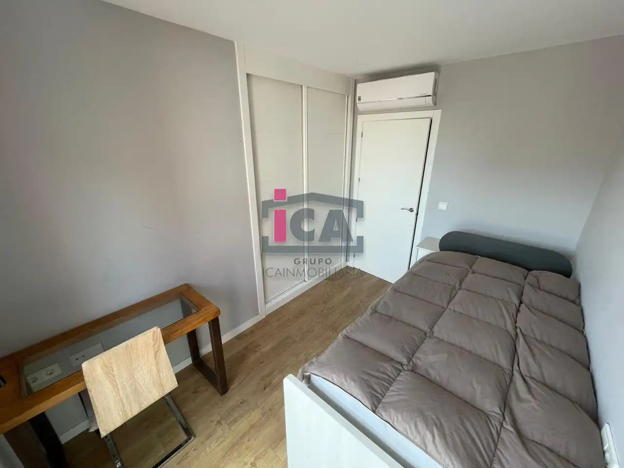 Dormitori de Apartament de lloguer en Cáceres amb Aire condicionat, Calefacció i Piscina