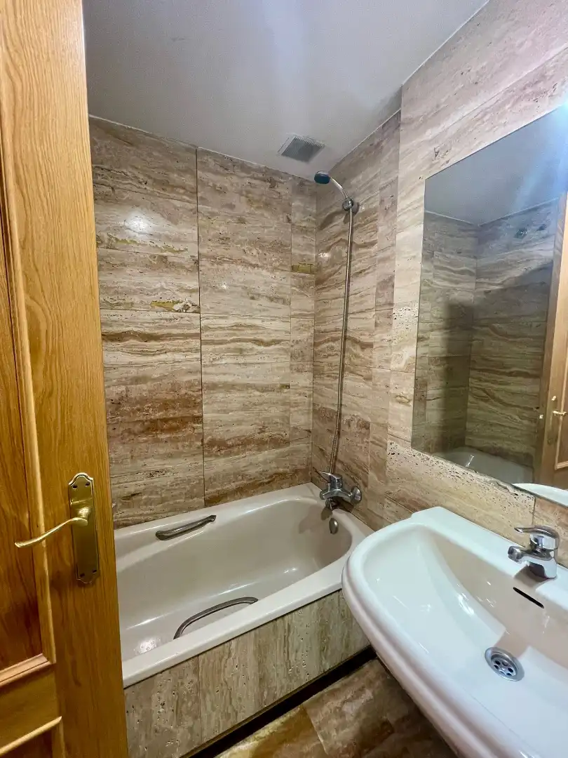 Bathroom of Flat for sale in Madrid  with Air Conditioner and Heating