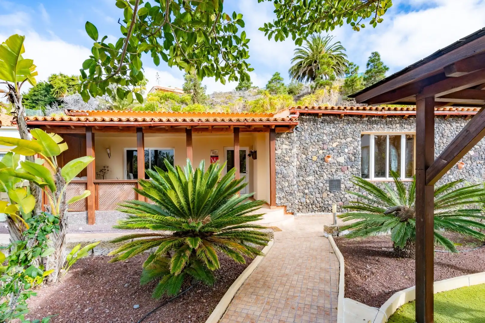 Vista exterior de Casa o xalet en venda en Guía de Isora amb Calefacció, Jardí privat i Moblat