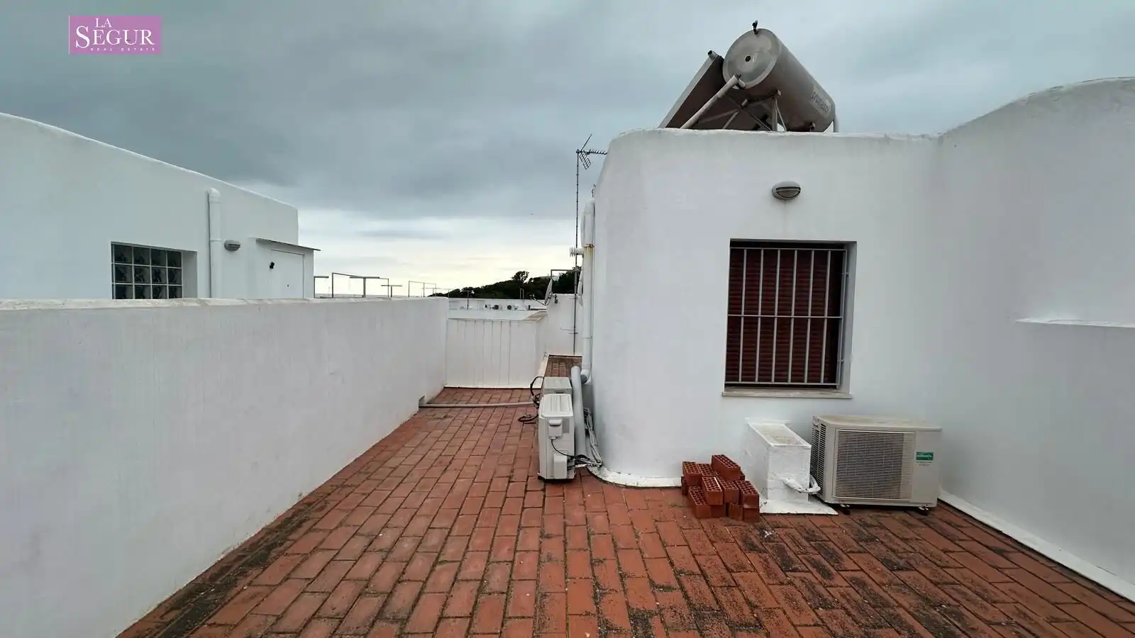 Vista exterior de Dúplex en venda en Conil de la Frontera amb Terrassa, Traster i Moblat