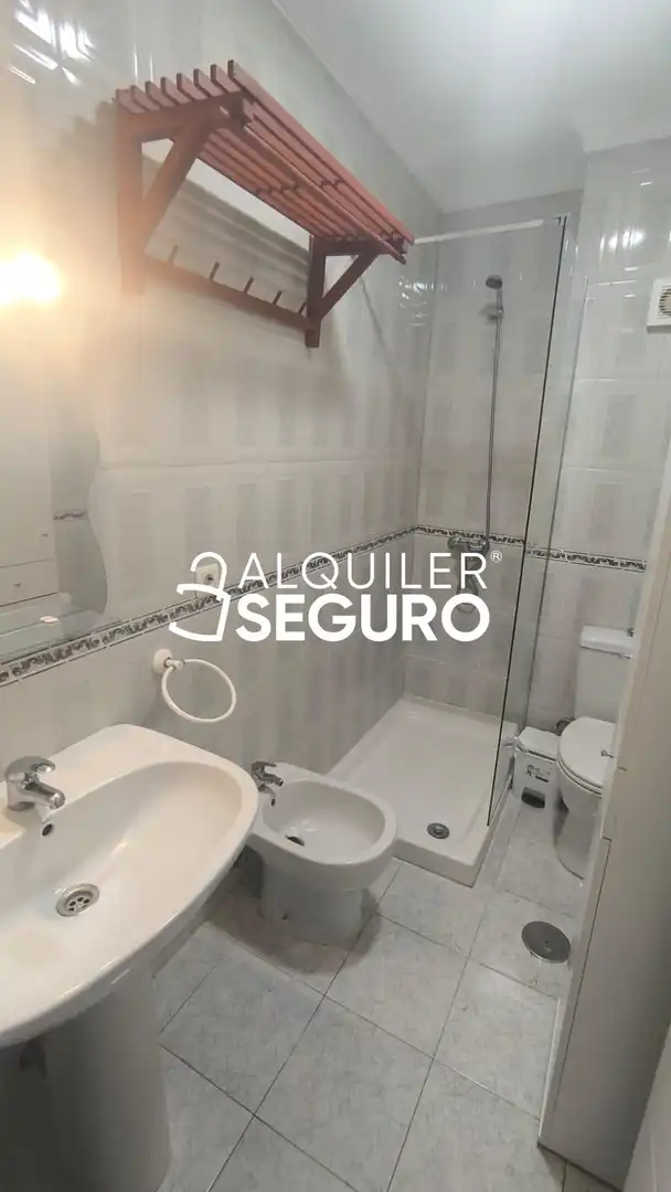 Baño de Piso de alquiler en Sevilla con Aire acondicionado y Amueblado