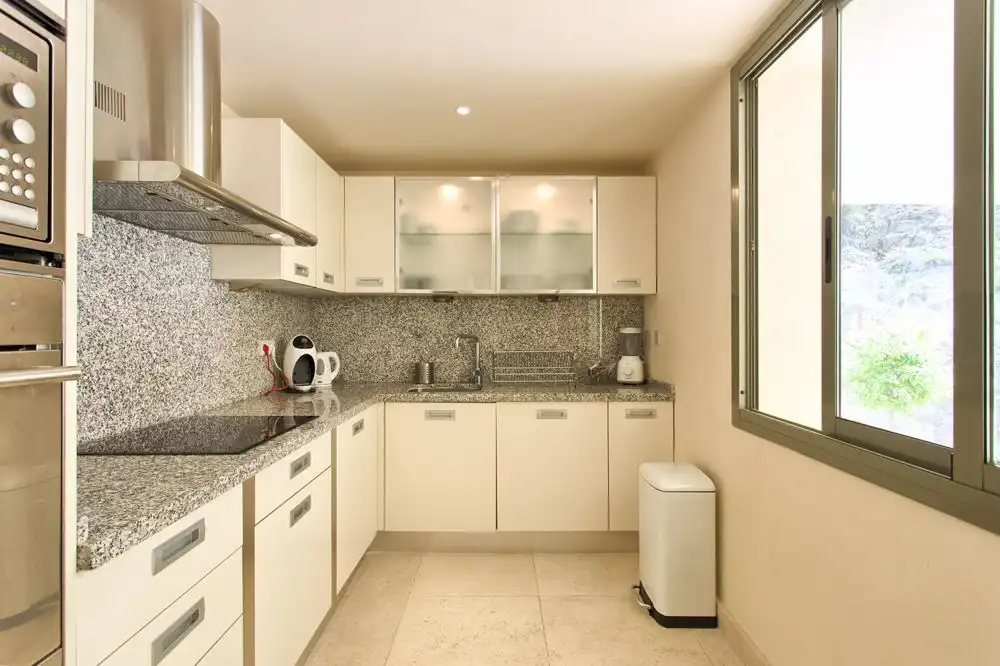 Cocina de Apartamento de alquiler en Benahavís con Aire acondicionado, Calefacción y Jardín privado