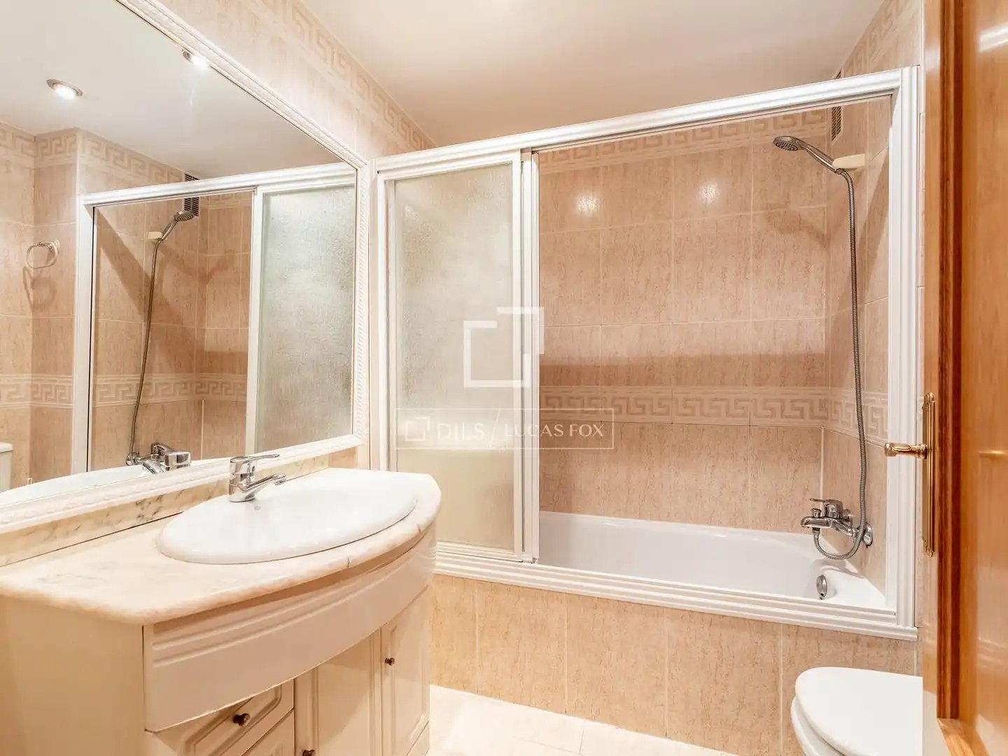 Bathroom of Attic for sale in Majadahonda  with Terrace, Storage room and Swimming Pool