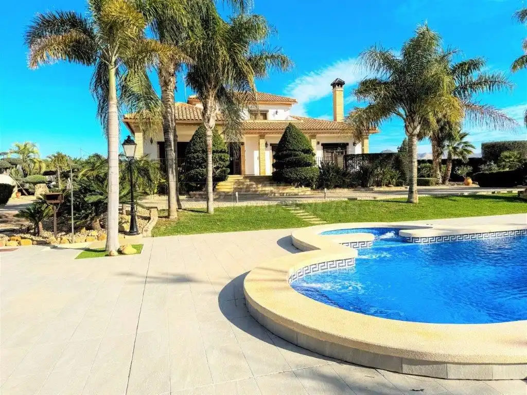 Vista exterior de Casa o xalet en venda en Orihuela amb Aire condicionat, Jardí privat i Traster