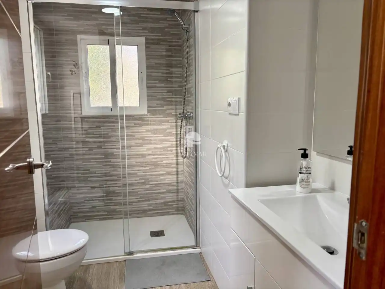 Baño de Casa o chalet de alquiler en Canillas de Aceituno con Aire acondicionado, Calefacción y Jardín privado