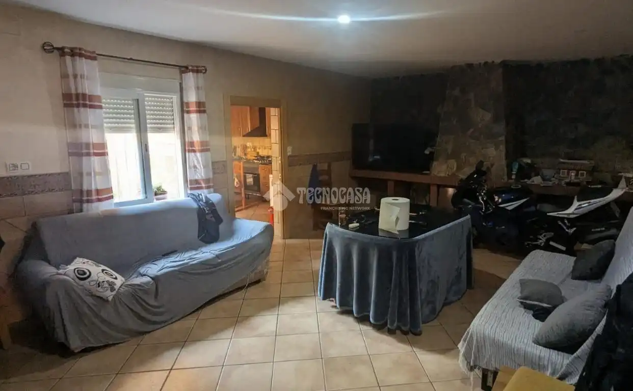 Sala d'estar de Casa adosada en venda en La Carolina amb Jardí privat