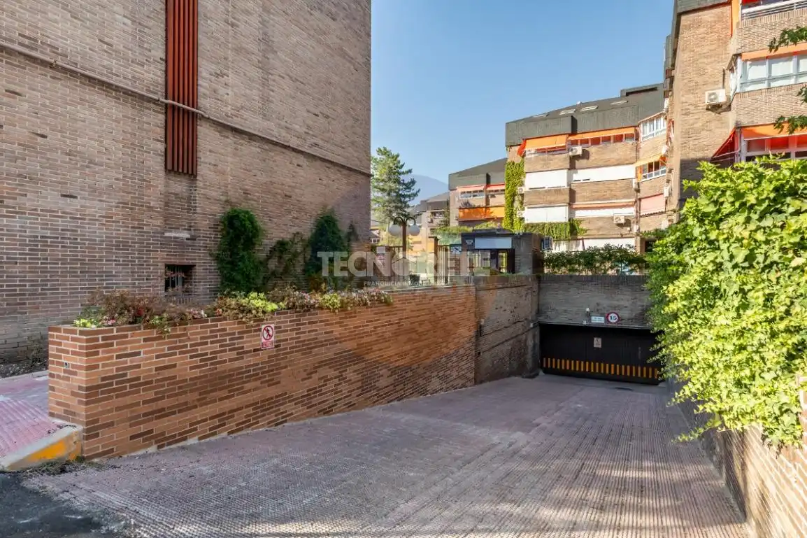 Vista exterior de Pis en venda en Majadahonda amb Calefacció, Terrassa i Traster