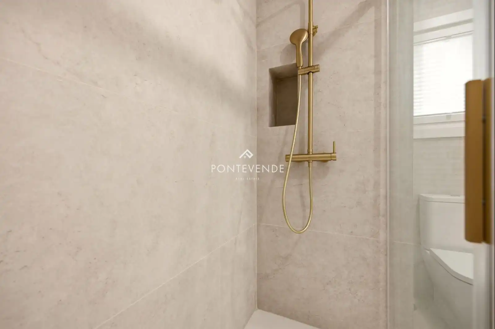 Bathroom of Flat for sale in Pontevedra Capital   with Heating and Storage room