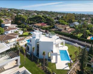 Vista exterior de Casa o xalet en venda en Marbella amb Aire condicionat, Calefacció i Jardí privat