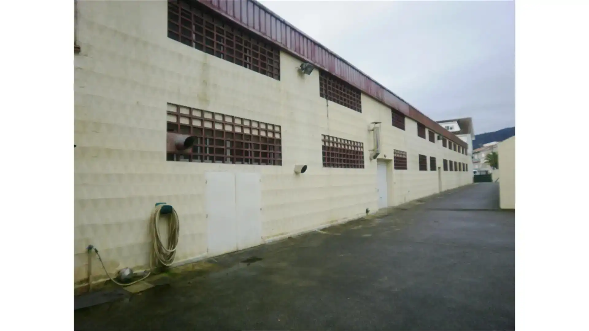Vista exterior de Nave industrial en venta en Poio