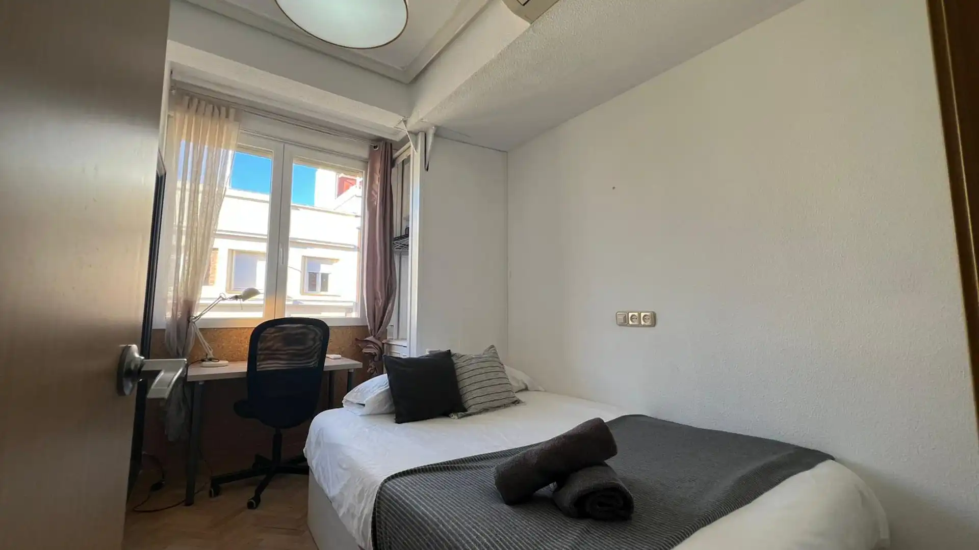 Bedroom of Flat for share in  Madrid Capital  with Air Conditioner, Heating and Furnished