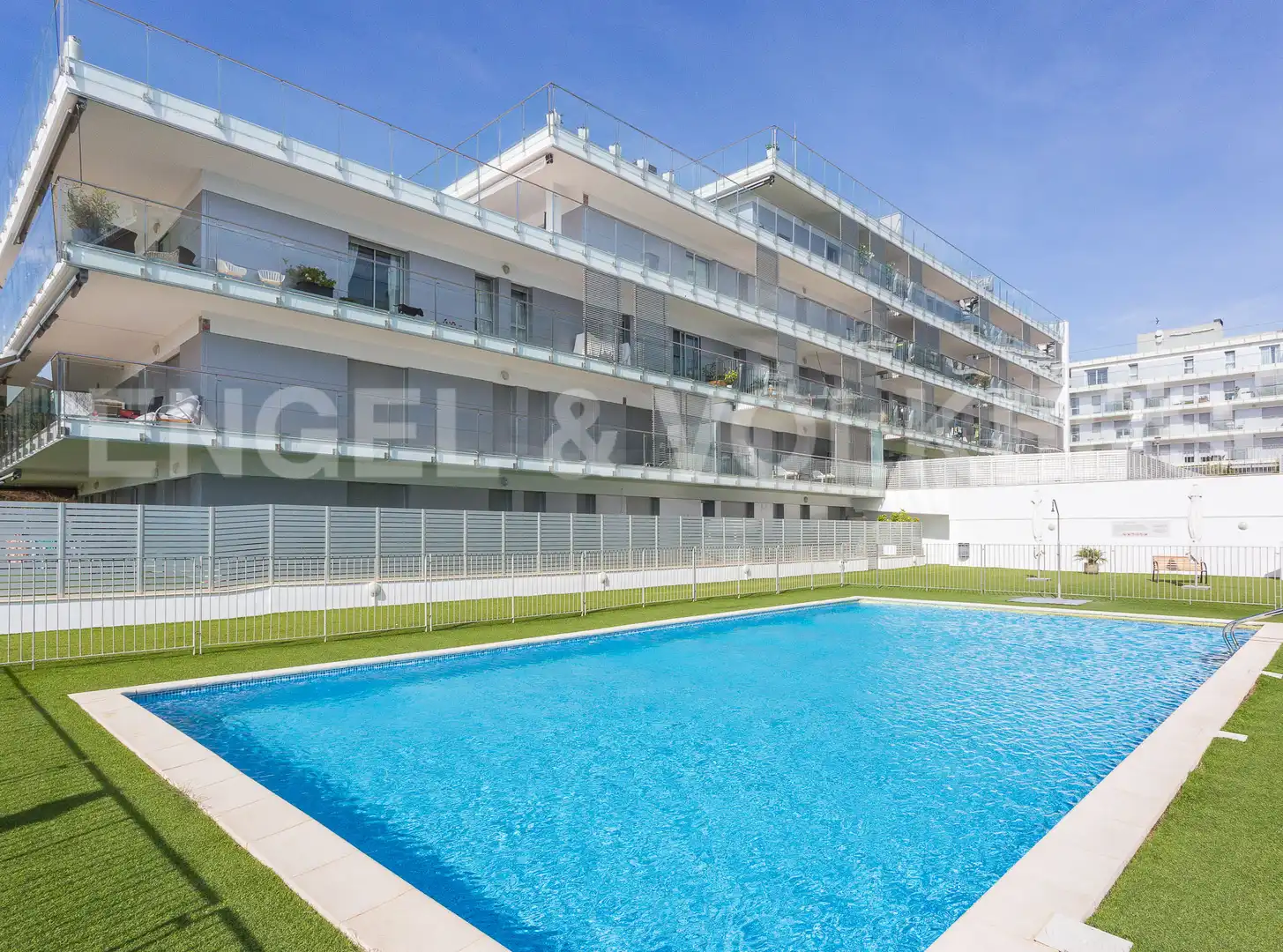Schwimmbecken von Dachboden zum Verkauf in Sant Andreu de Llavaneres mit Klimaanlage, Heizung und Parkett