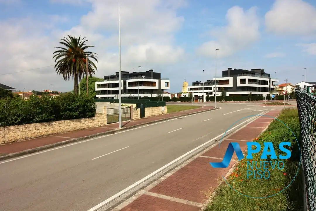 Vista exterior de Casa o xalet en venda en Santander amb Calefacció, Jardí privat i Traster