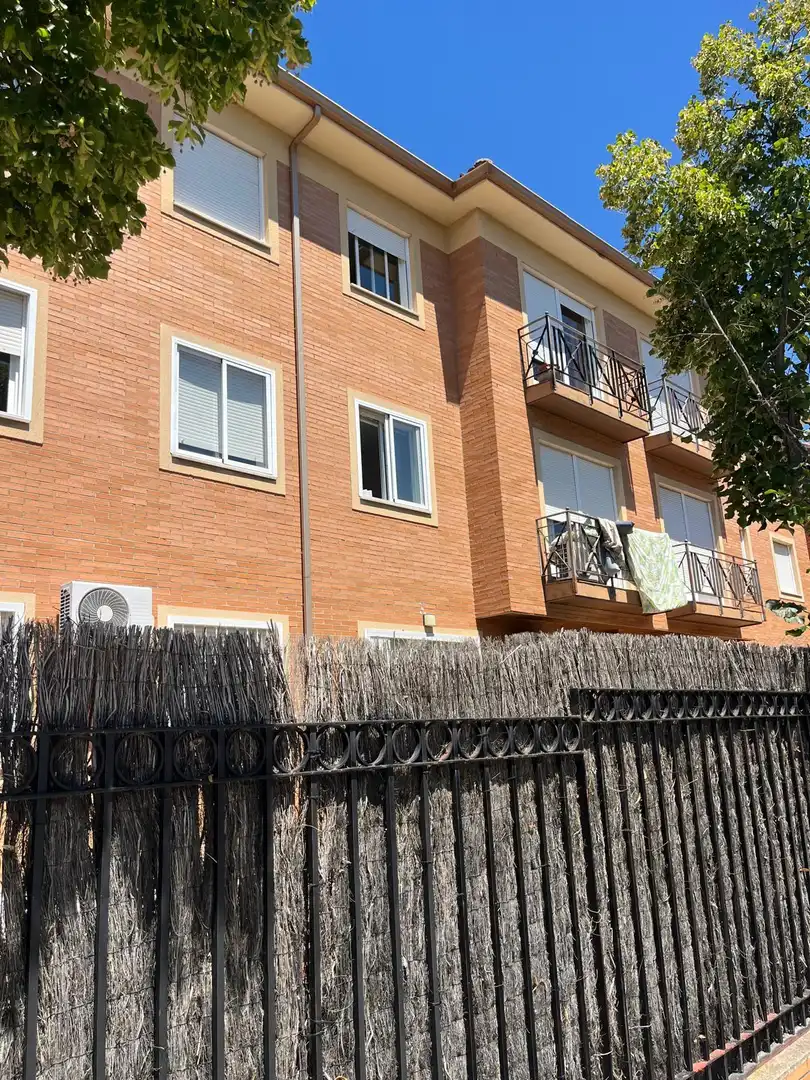 Vista exterior de Apartamento en venta en Villaviciosa de Odón con Aire acondicionado, Calefacción y Jardín privado