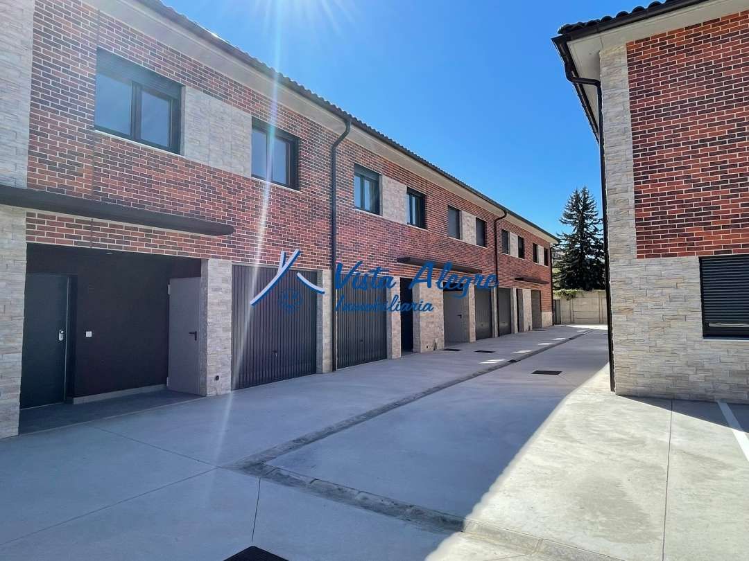 Vista exterior de Casa adosada en venda en Haro amb Calefacció, Jardí privat i Parquet