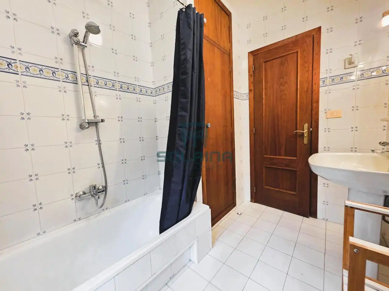 Bany de Casa o xalet en venda en Ourense Capital  amb Calefacció i Jardí privat