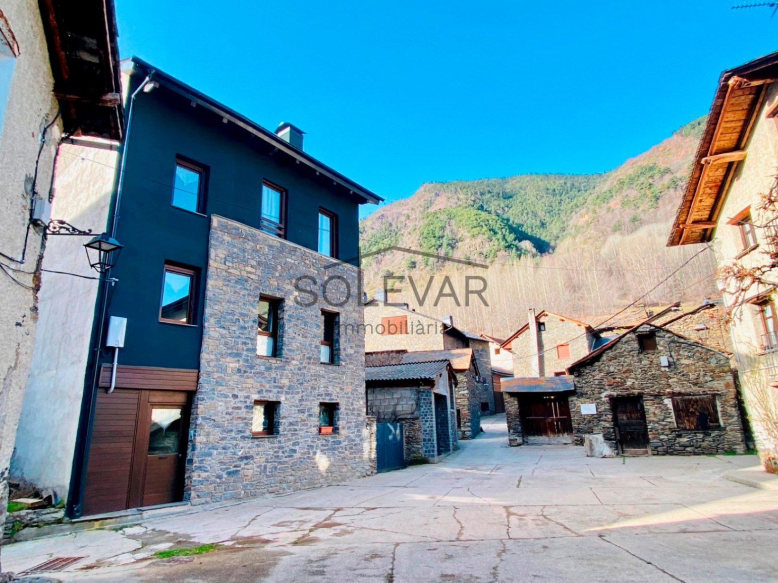 Außenansicht von Wohnungen zum verkauf in Alins mit Abstellraum