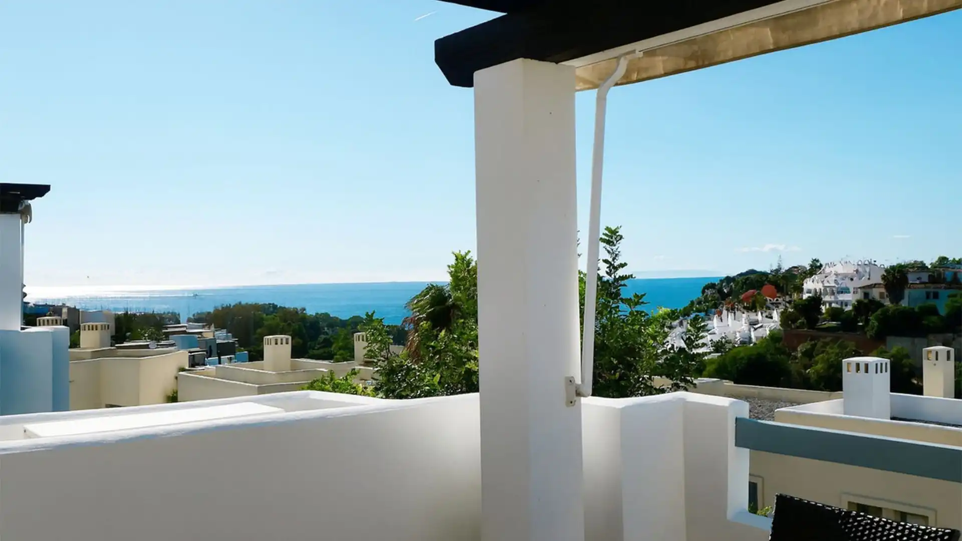 Vista exterior de Casa adosada en venta en Marbella con Aire acondicionado, Terraza y Piscina comunitaria