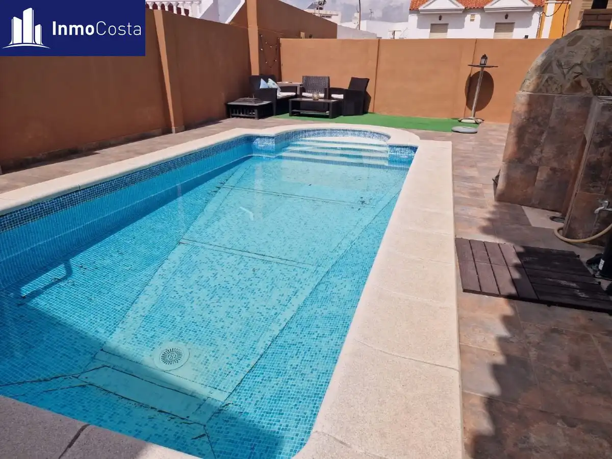 Piscina de Casa o chalet en venta en La Línea de la Concepción