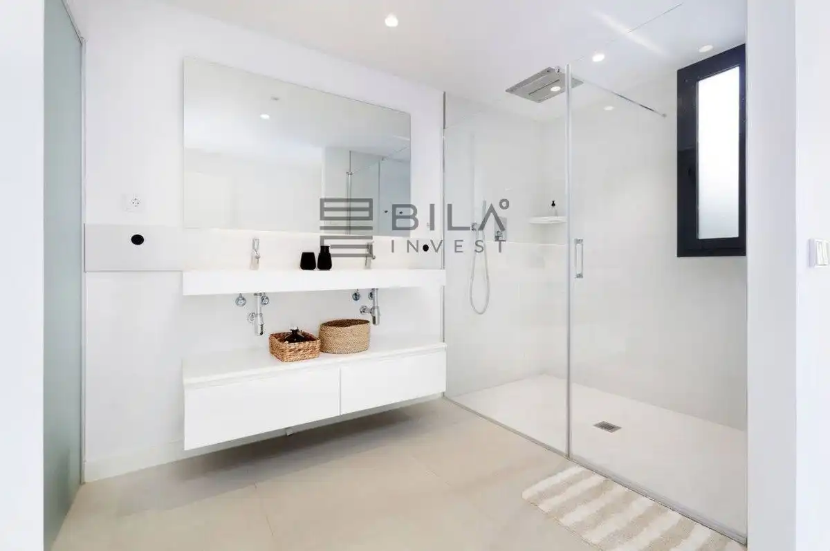 Bathroom of Flat for sale in Fuengirola  with Air Conditioner, Terrace and Storage room