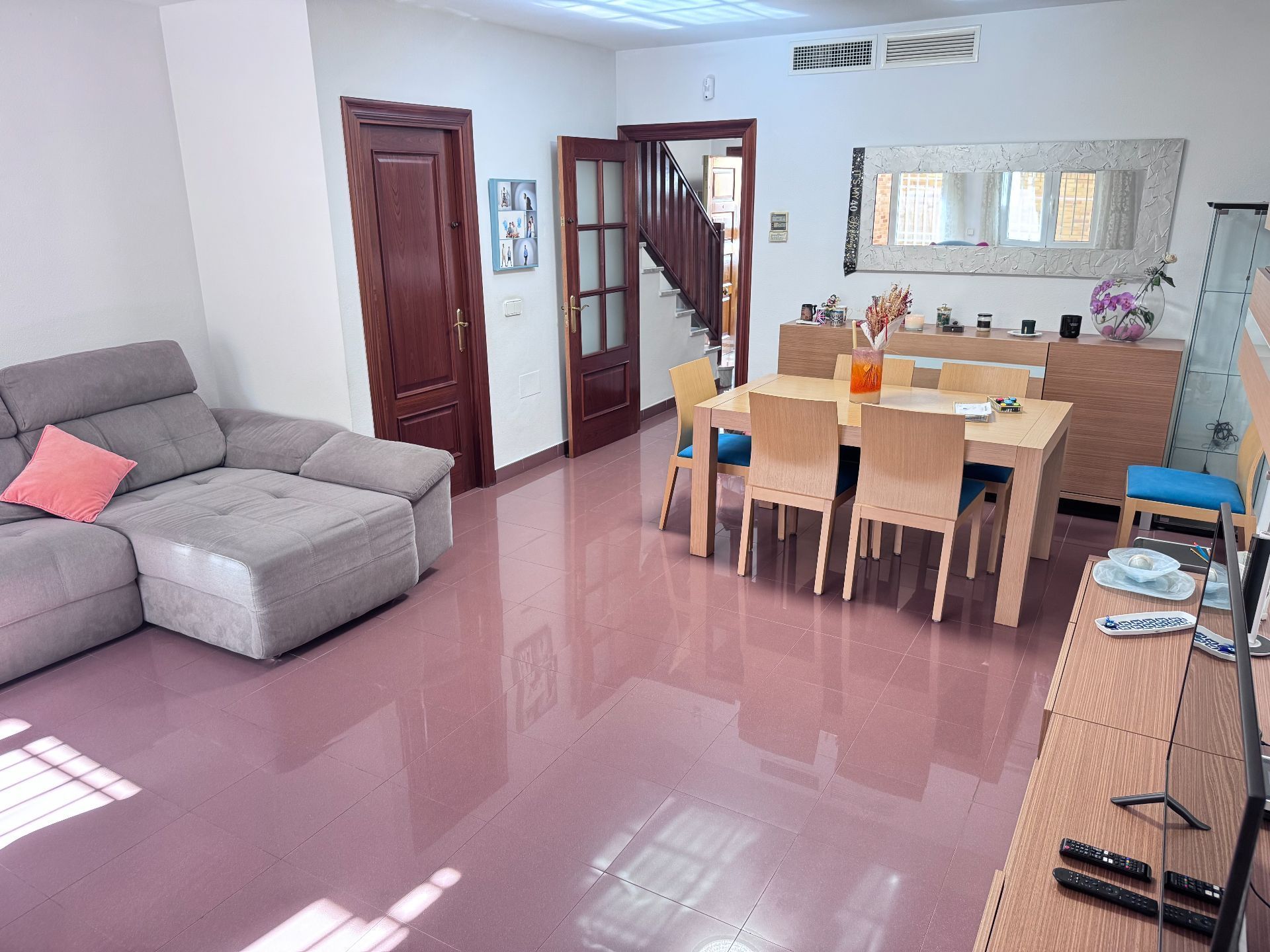 Sala de estar de Casa adosada en venta en Roquetas de Mar con Aire acondicionado y Trastero