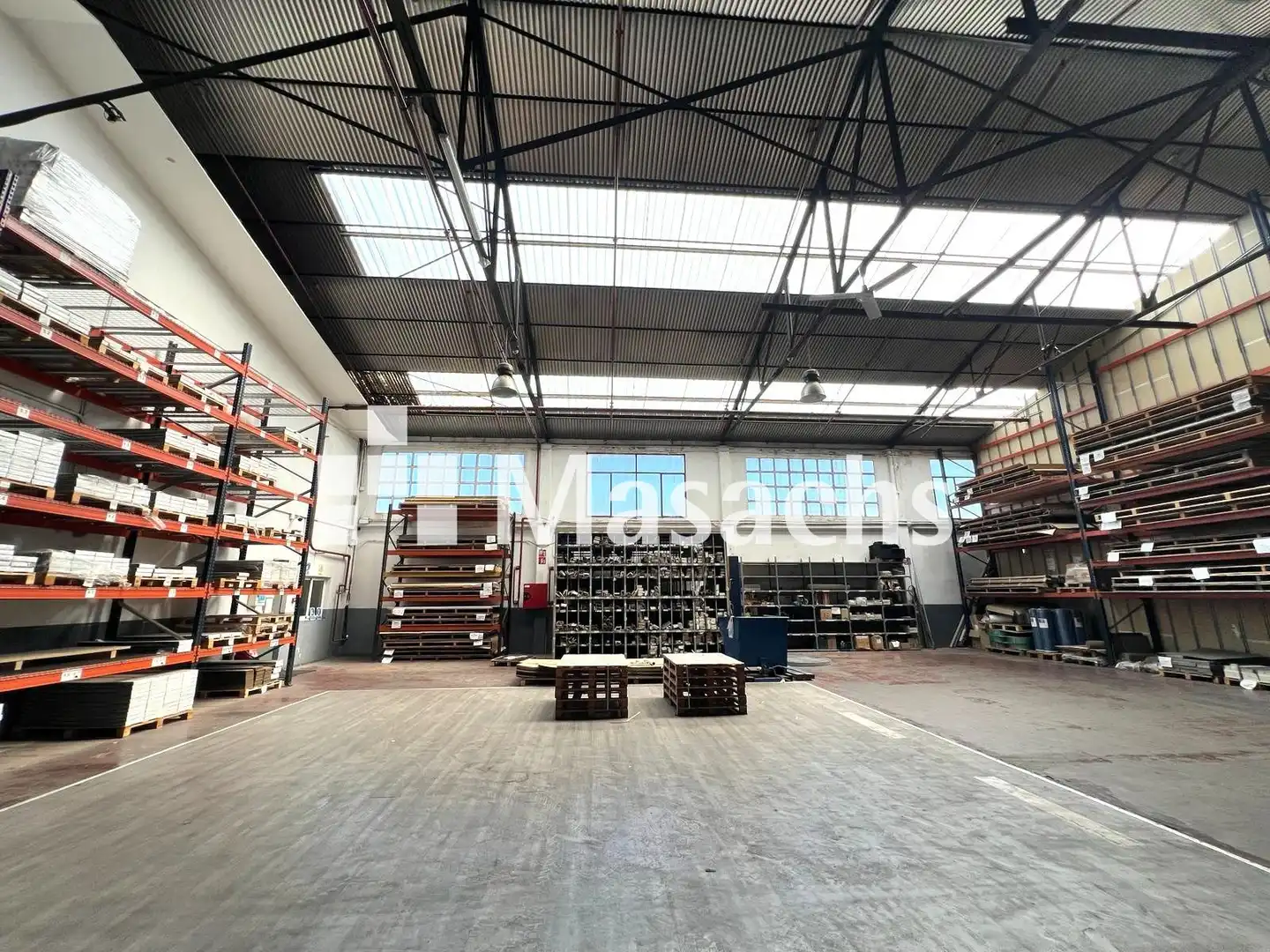 Außenansicht von Fabrikhallen zur Miete in Martorelles
