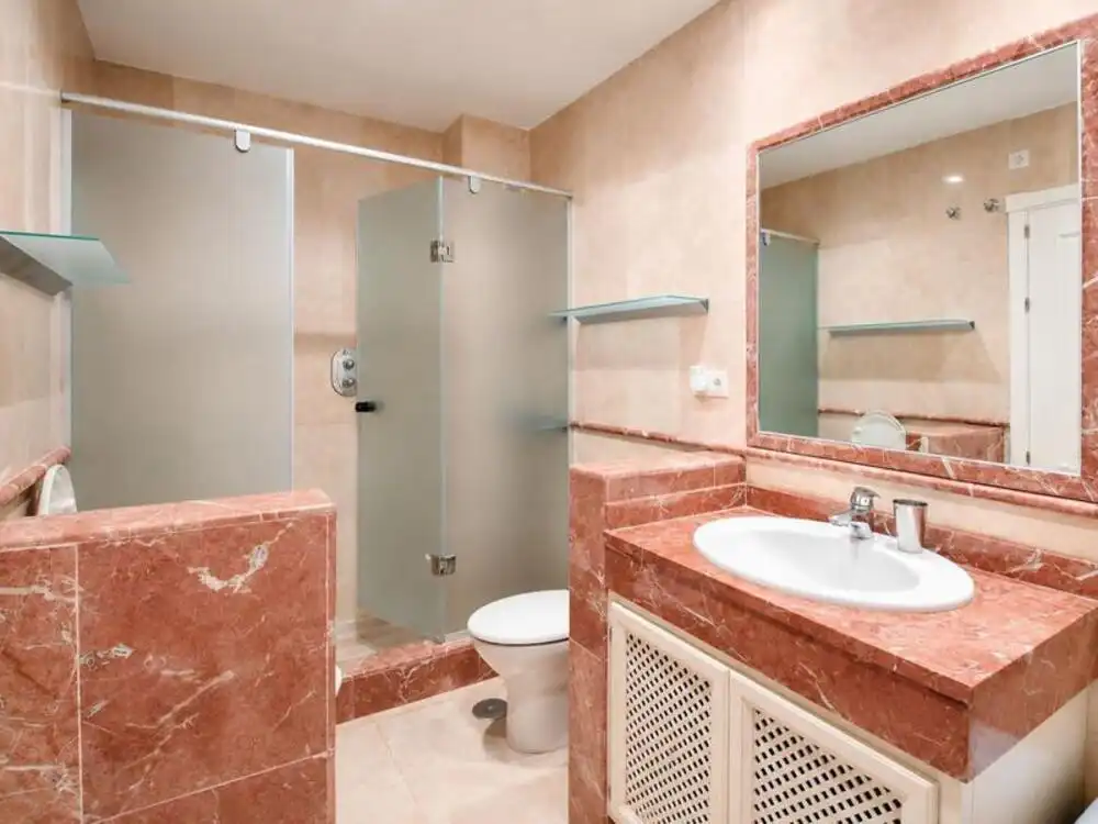 Bany de Apartament de lloguer en Estepona amb Aire condicionat, Terrassa i Piscina