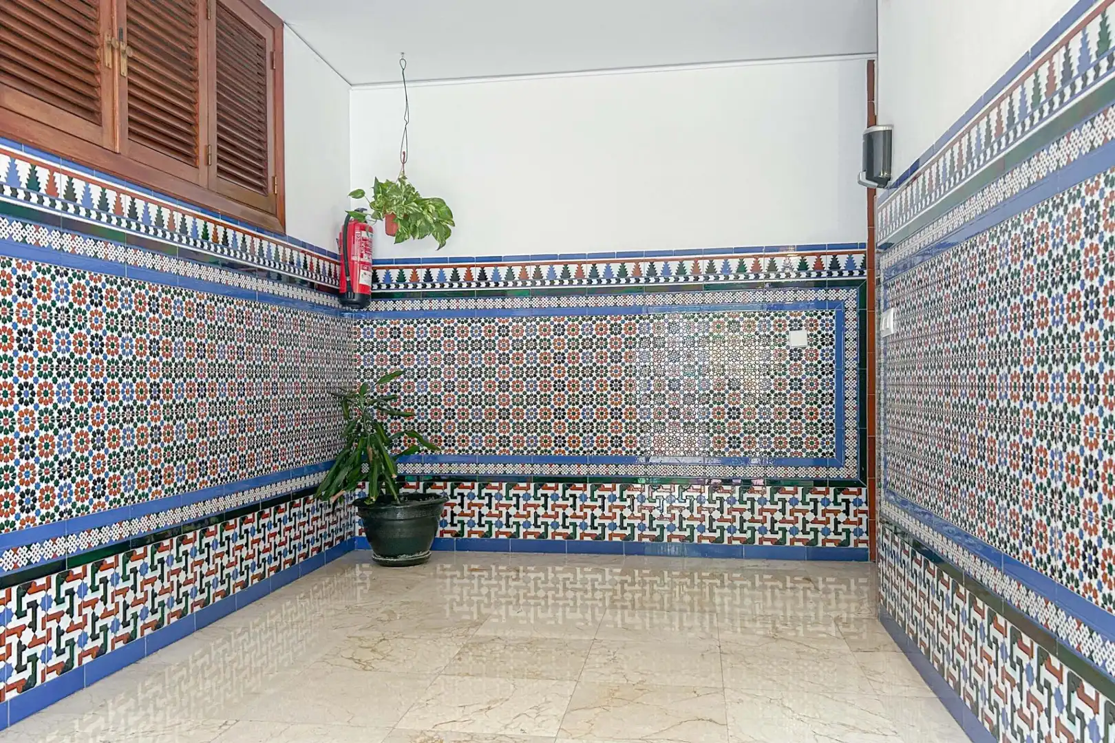 Erdgeschoss zum Verkauf in Sevilla mit Klimaanlage, Terrasse und Möbliert