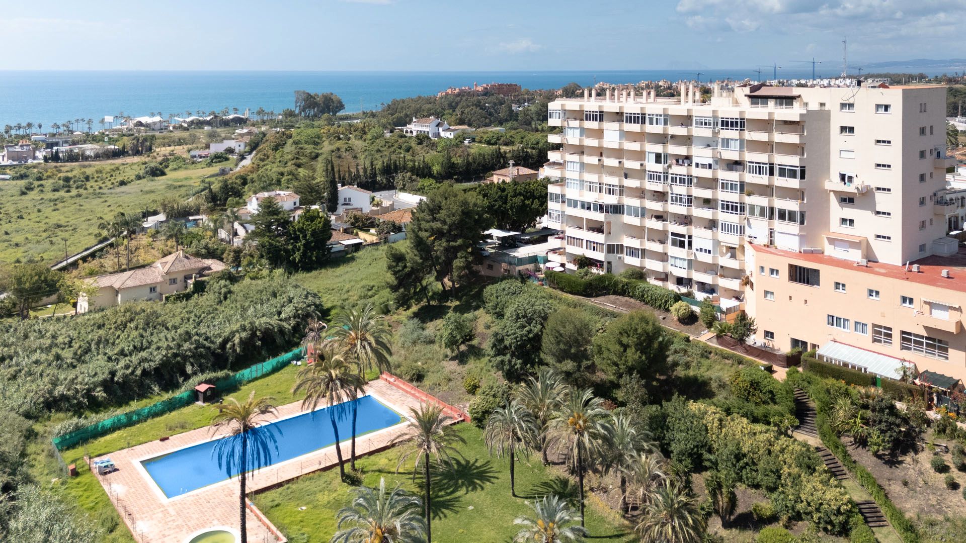 Vista exterior de Àtic en venda en Estepona amb Calefacció, Jardí privat i Terrassa