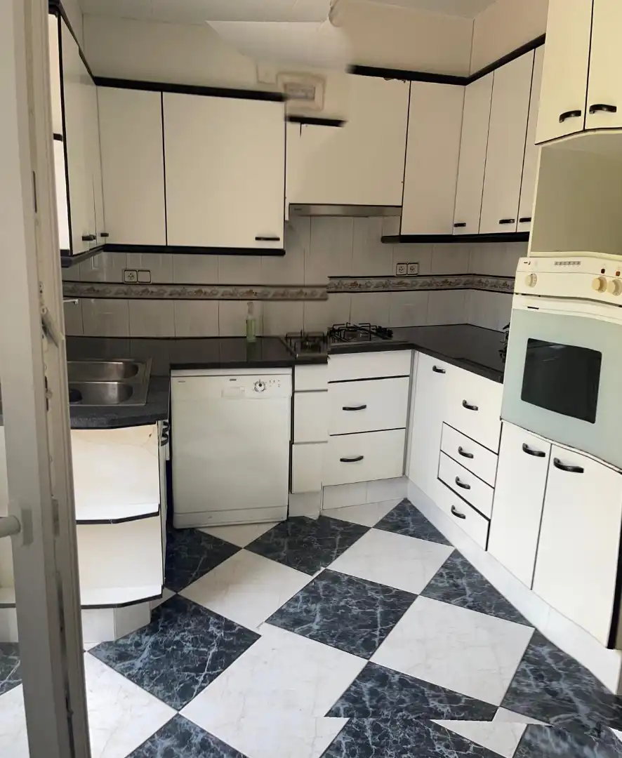 Cuina de Casa o xalet en venda en Olot amb Calefacció, Terrassa i Balcó