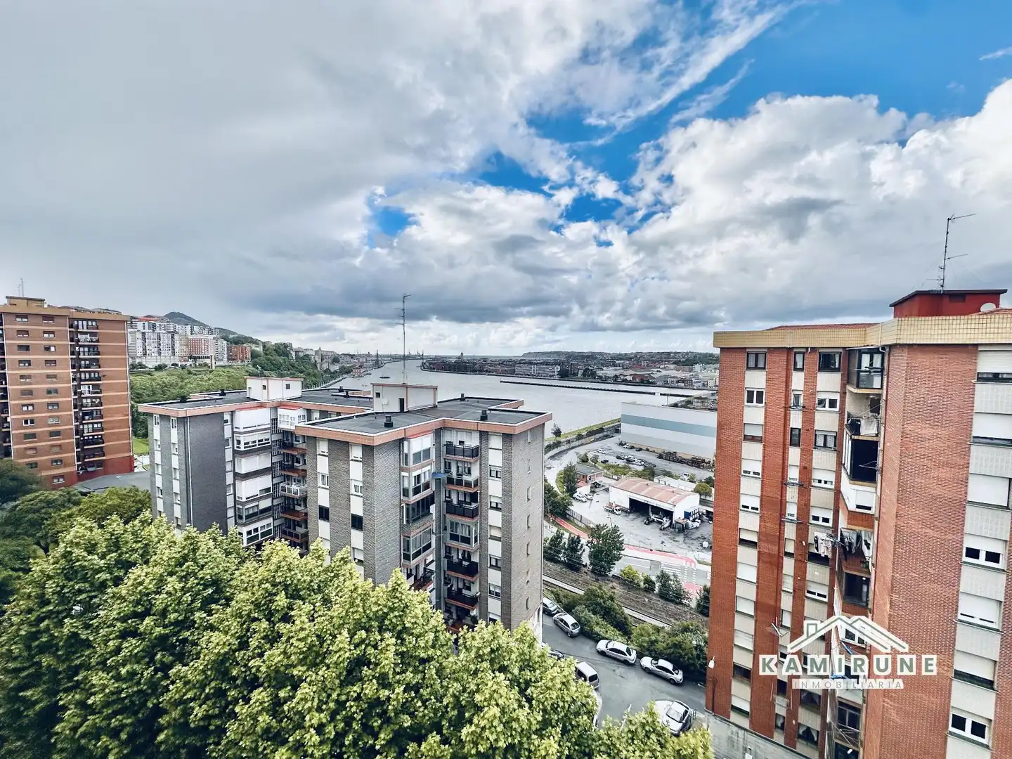 Vista exterior de Pis en venda en Sestao  amb Calefacció, Terrassa i Moblat