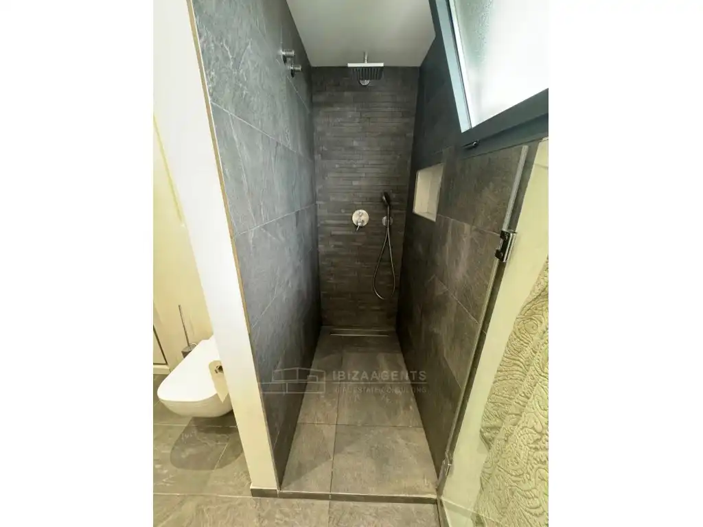 Baño de Apartamento en venta en Santa Eulària des Riu con Aire acondicionado, Calefacción y Piscina