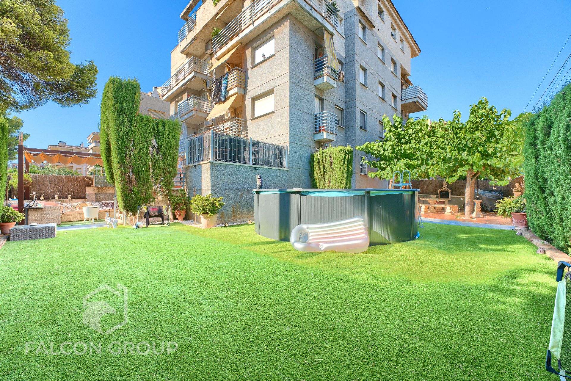Vista exterior de Pis en venda en Cunit amb Jardí privat, Terrassa i Piscina
