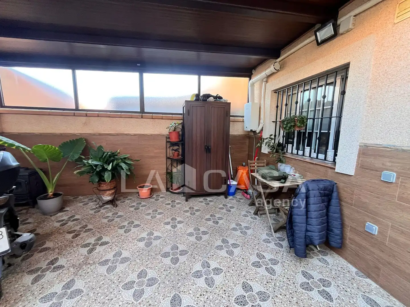 Terrasse von Einfamilien-Reihenhaus zum Verkauf in Algeciras mit Klimaanlage, Abstellraum und Schwimmbad