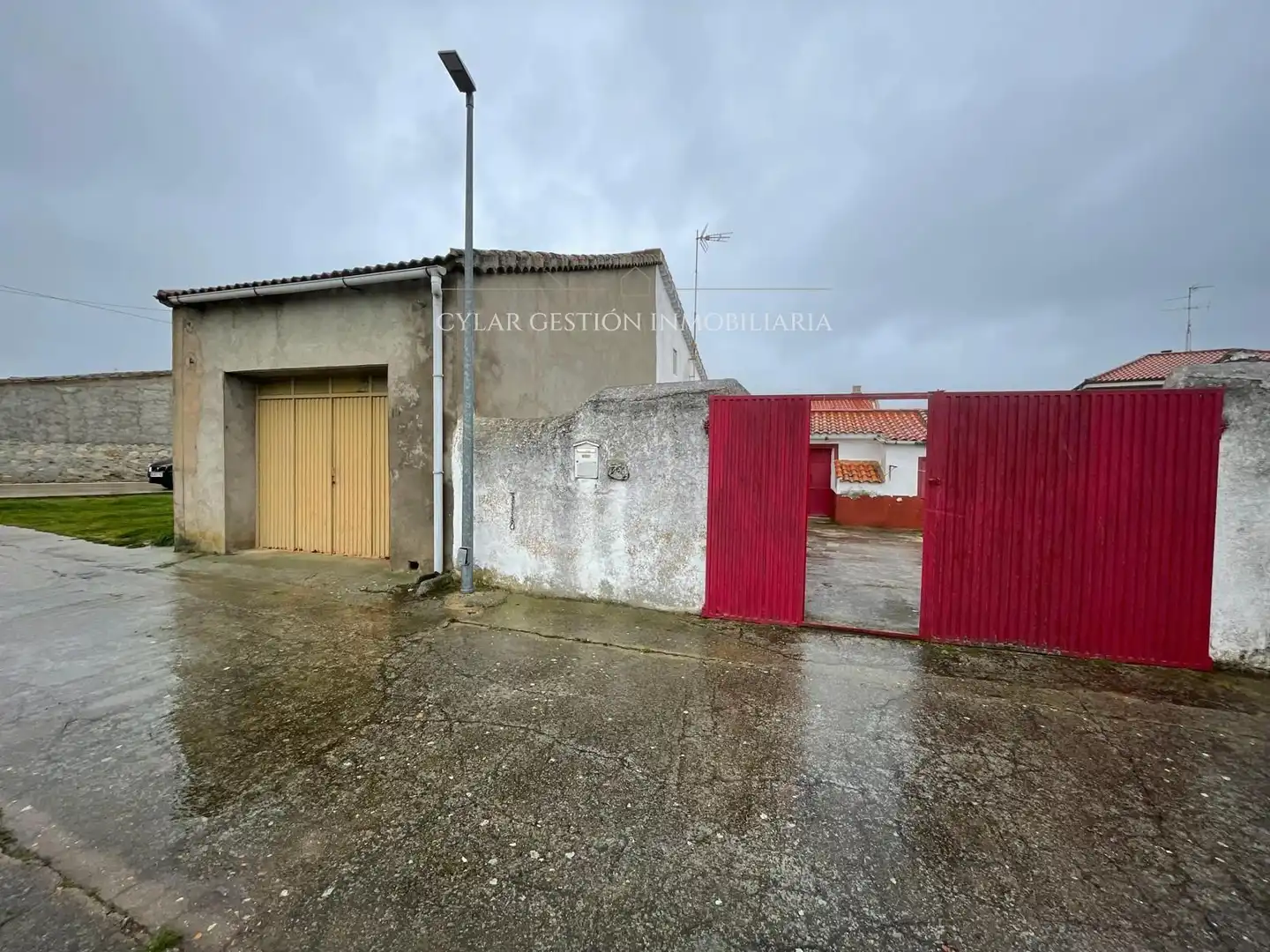 Vista exterior de Casa o xalet en venda en San Pedro de Rozados amb Calefacció, Traster i Moblat
