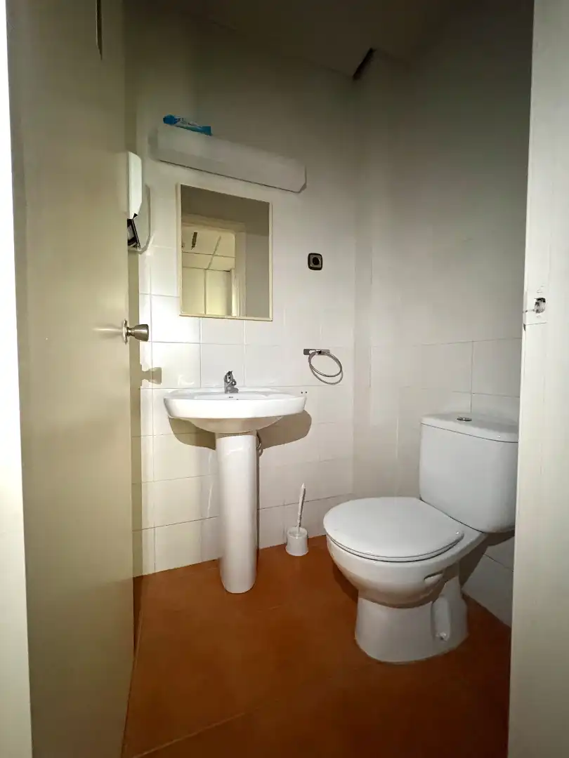 Badezimmer von Geschaftsraum zum Verkauf in Terrassa mit Klimaanlage, Heizung und Parkett