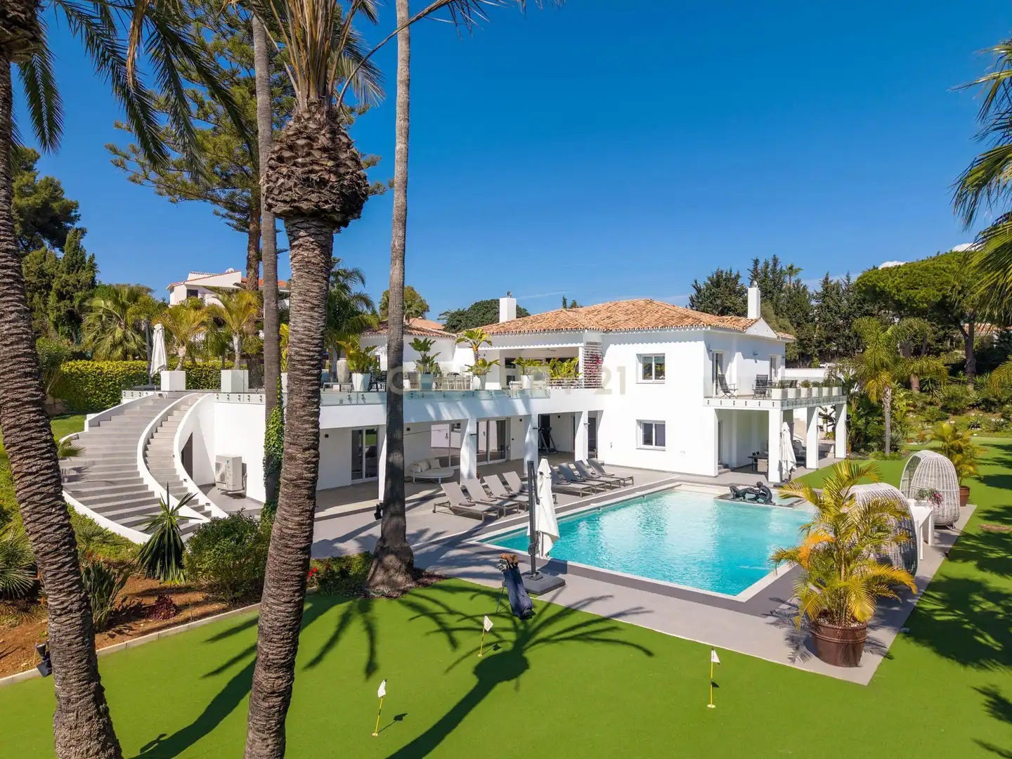 Vista exterior de Casa o xalet en venda en Estepona amb Aire condicionat, Jardí privat i Traster