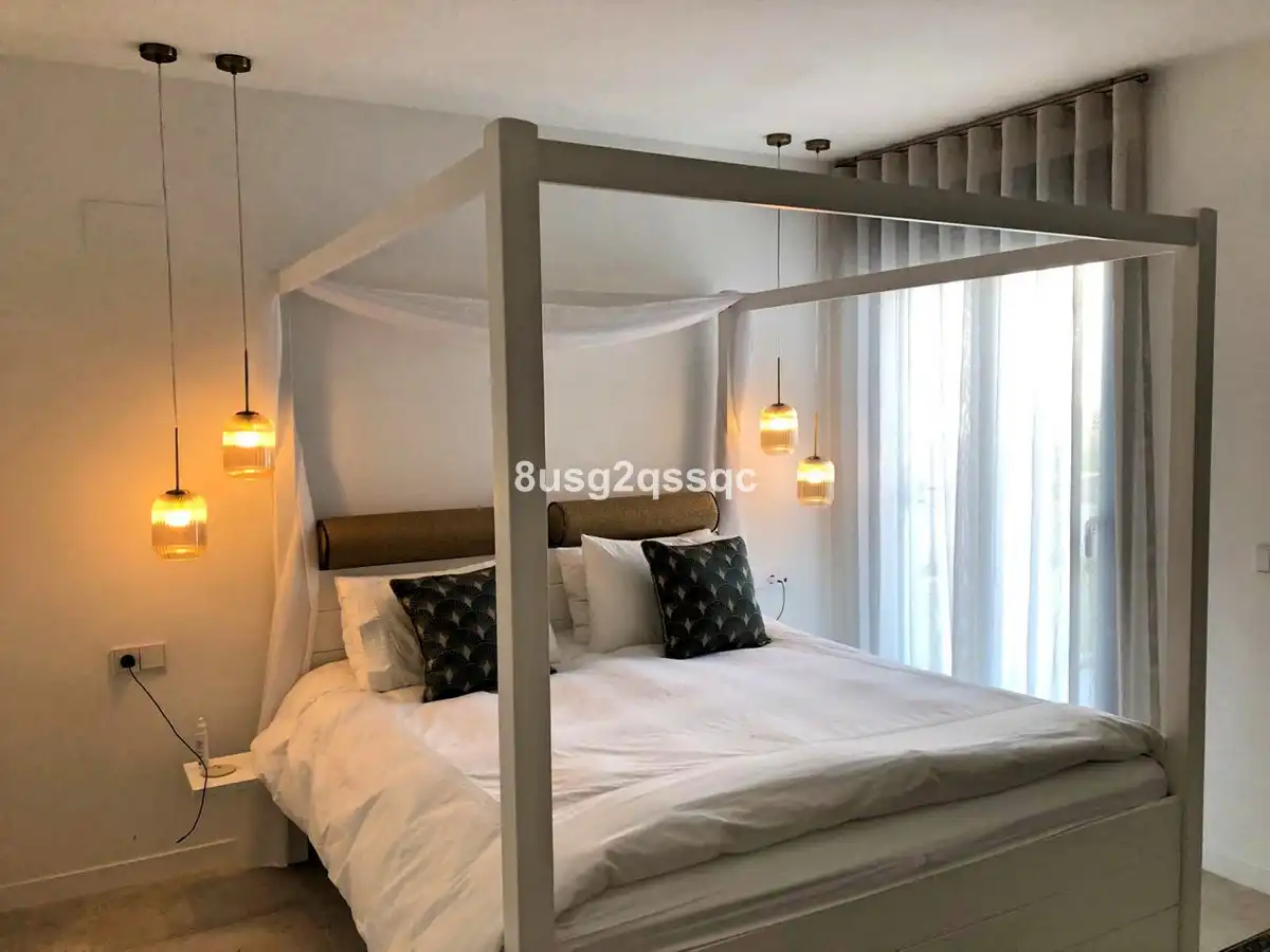 Dormitori de Apartament en venda en Estepona amb Aire condicionat, Terrassa i Moblat