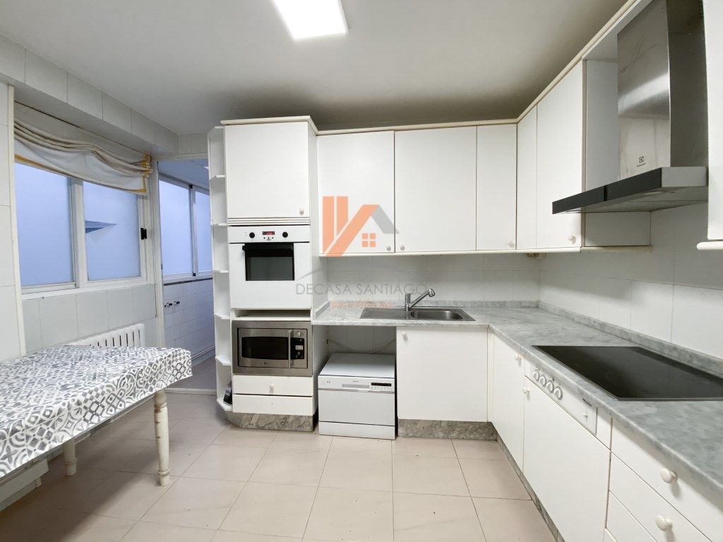 Cuina de Pis en venda en Santiago de Compostela  amb Forn