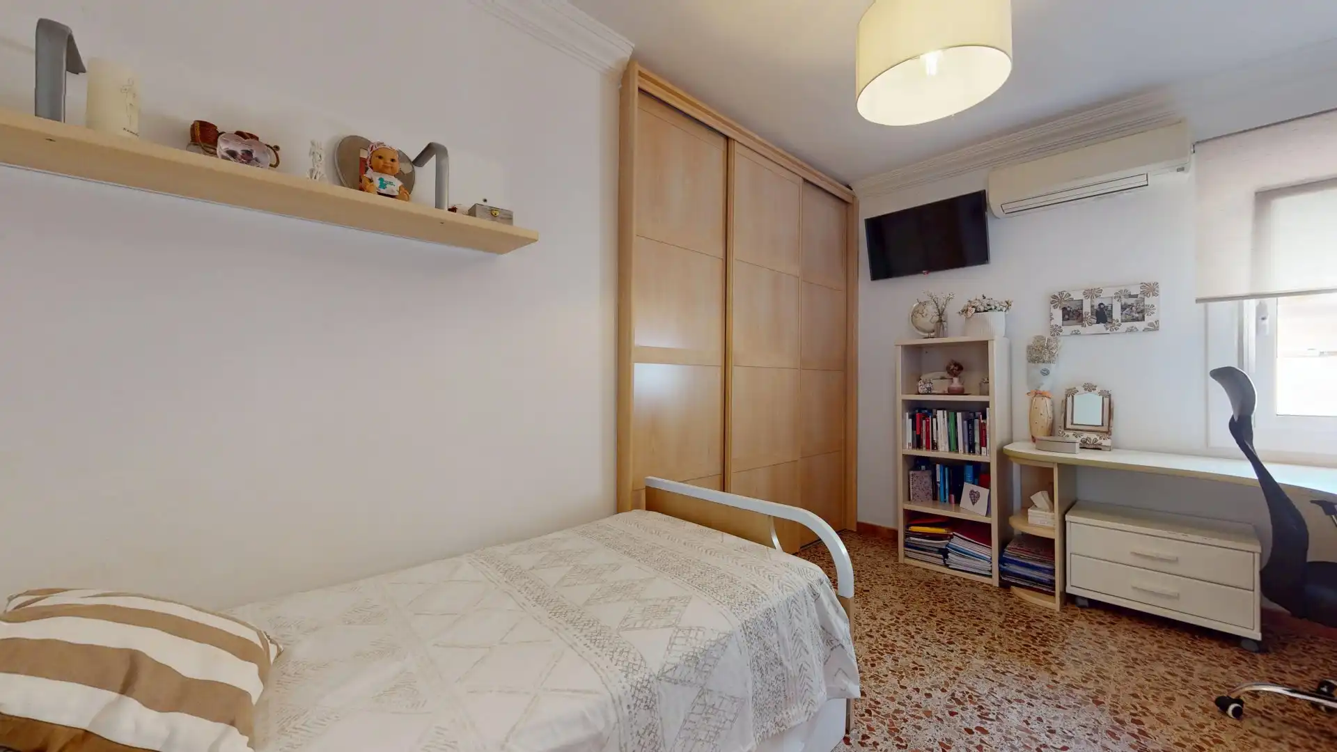Dormitori de Àtic en venda en L'Hospitalet de Llobregat amb Aire condicionat, Terrassa i Traster