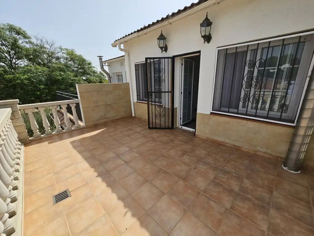 Terrasse von Einfamilien-Reihenhaus zum Verkauf in Calafell mit Klimaanlage, Heizung und Privatgarten