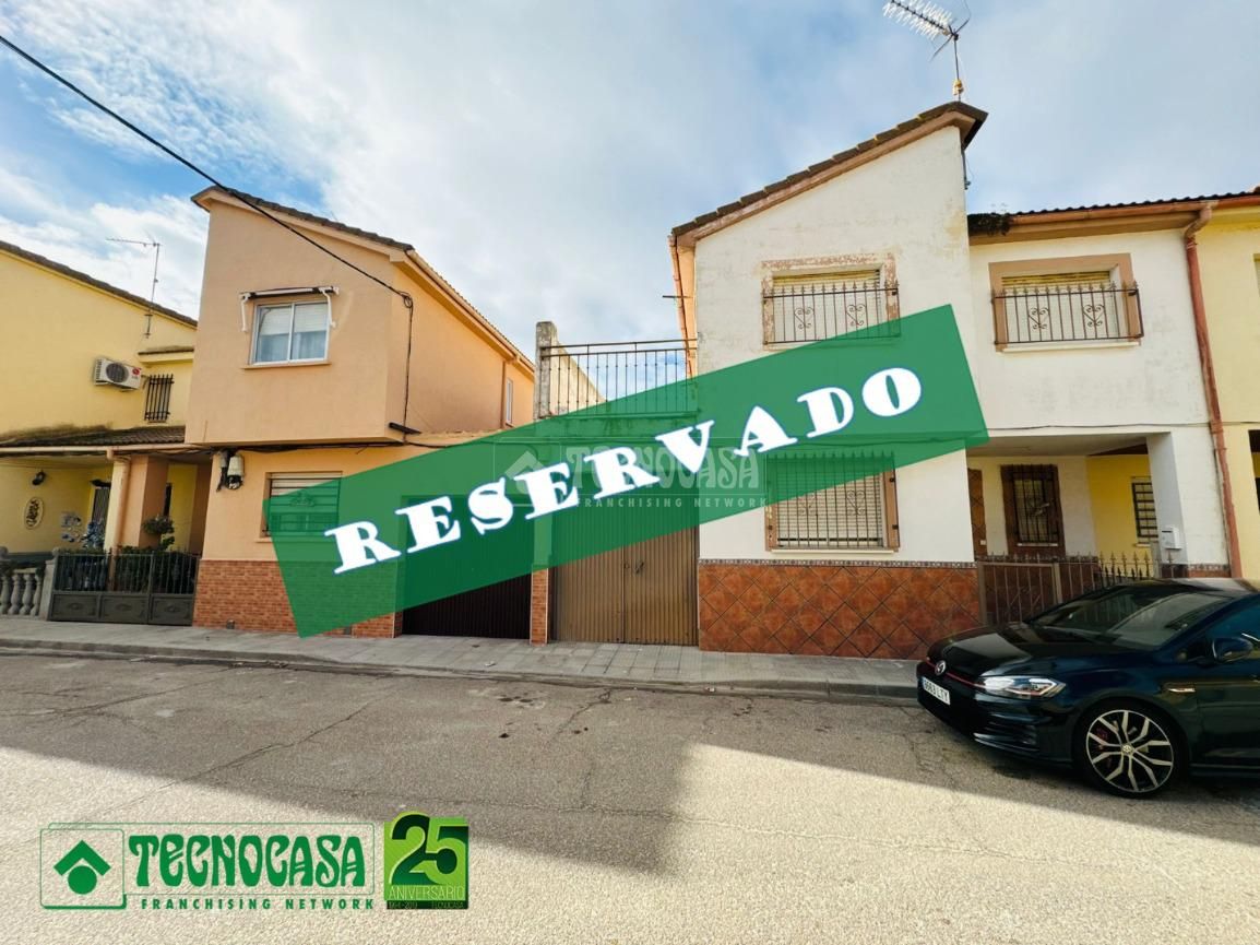 Vista exterior de Casa adosada en venda en Ajofrín amb Terrassa