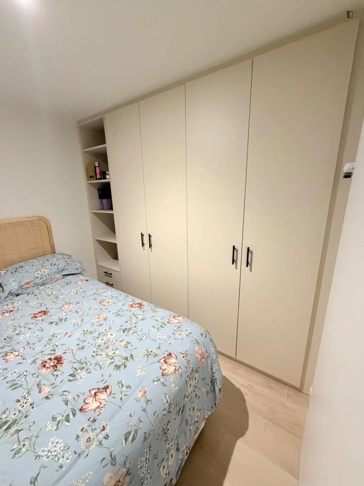 Dormitori de Apartament de lloguer en  Barcelona Capital amb Aire condicionat, Calefacció i Moblat