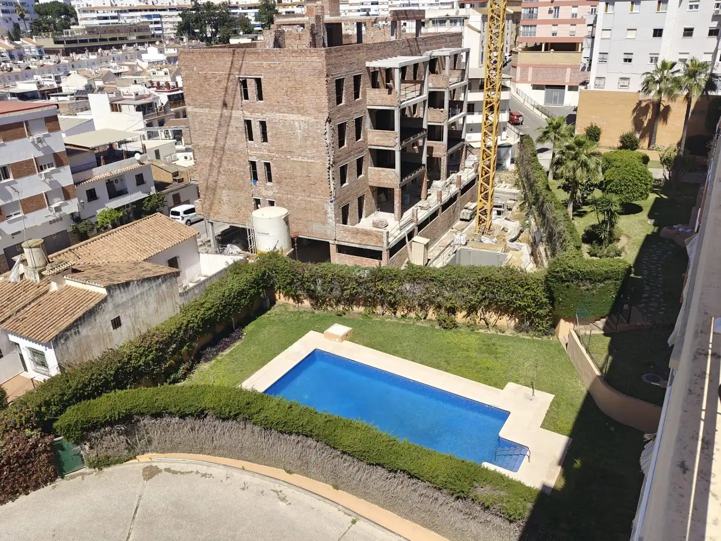 Piscina de Ático de alquiler en Benalmádena con Aire acondicionado, Jardín privado y Amueblado
