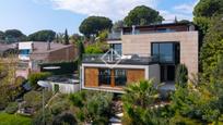 Vista exterior de Casa o xalet en venda en Calella amb Aire condicionat, Calefacció i Jardí privat