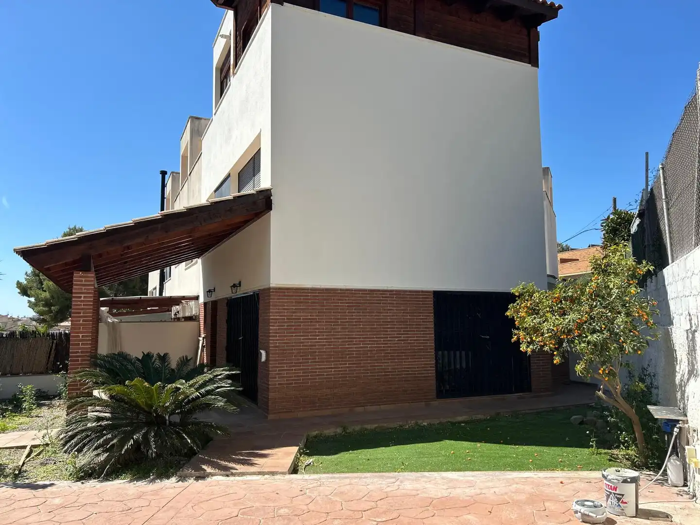 Vista exterior de Casa adosada en venta en Vilanova i la Geltrú con Aire acondicionado, Calefacción y Jardín privado