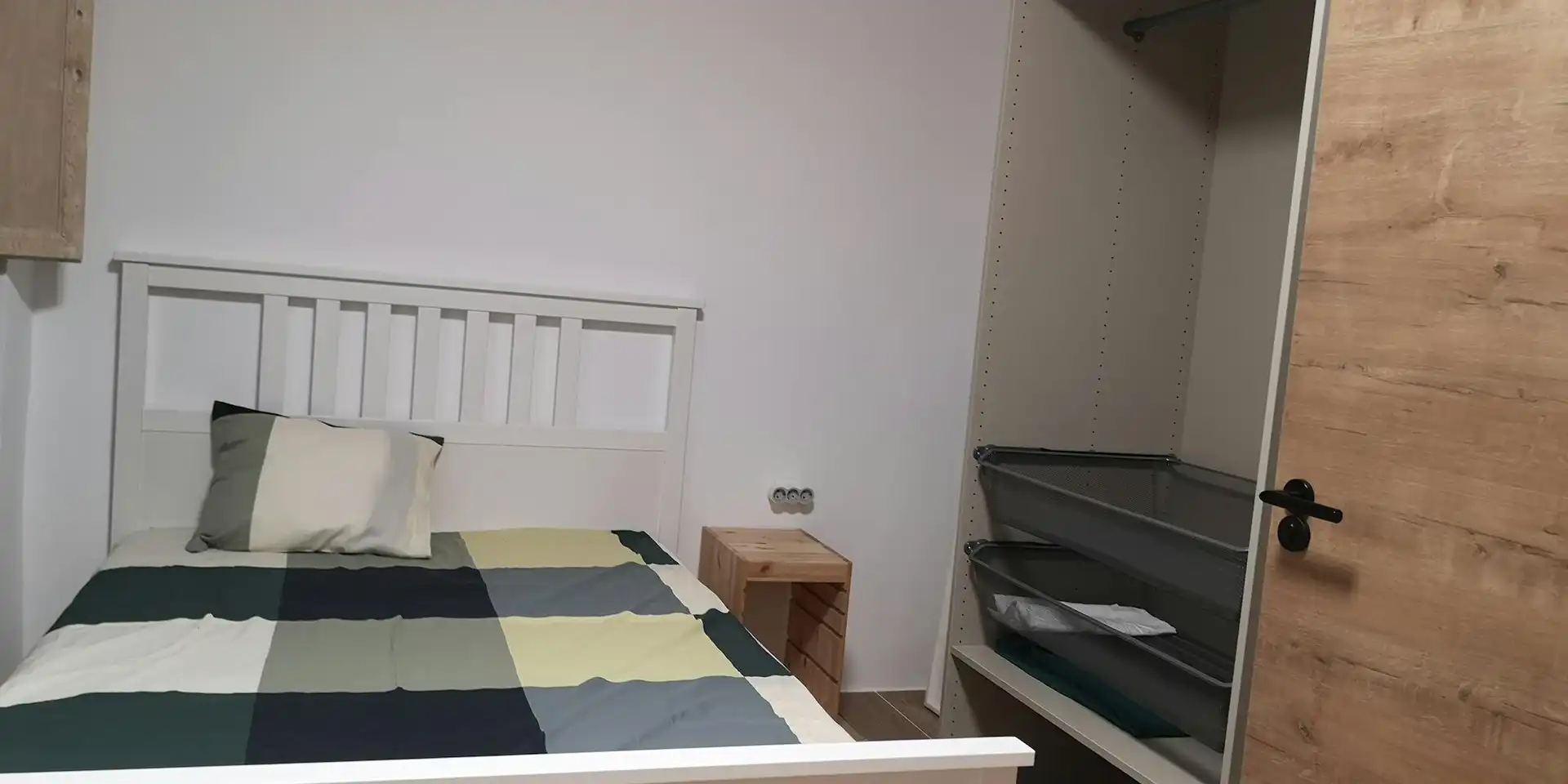Bedroom of Flat for share in Valencia  with Heating, Private garden and Furnished